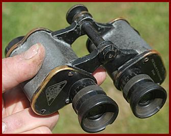 Goerz Austro-Hungarian 6x Landwehrarars military binoculars.
Jumelles militaires Austro-Hongroises Goerz 6x Landwehrarars.
Goerz Osterreichisch-Ungarisches 6x Landwehrarars Militarfernglas.
Prismaticos militares Goerz Austro-Hungaro 6x Landwehrarars.
Goerz osterrikisk -Ungersk 6x Landwehrarars militarkikare.
Binocolo lilitare Austro-Ungarico Goerz 6x Lamndwehrarars.
Goerz Oostenrijks-Hongaarse 6x Landwehrarars miliitaire verrekijker.
Goerz Osterrikisk -ungarsk 6x Landwehrarars militaer kikkert.
Lornetka wojskowa Goerz Austro-Wegry 6x Landwehrarars.
Vojensky dalekohled Goerz austrai -Hungary 6x Landwehrarars.
Goerz Ostrig-Ungarsk 6x Landwehrarars militaer kikkert.
Goerz osztrak-Magyr 6x Landwehrarars katonai tavsco.
Goerz Itavalta-Unkari 6x Landwehrarars sotilaskiikarit.
Goerz Austro-Hungaro 6x Landwehrarars binoculos militares.
Goerz Austroungarijas 6x Landwehrarars militarie binokji.
Goerz Austrijos-Vengrijos 6x Landwehrarars kariniai ziuronai.