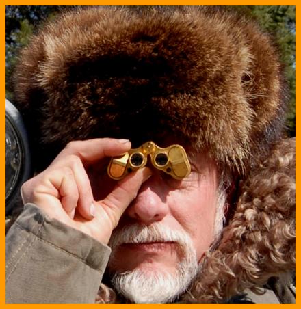 Man using his gold miniature binoculars.
Homme utilisant ses jumelles.
Man mit seinem fernglas.
Hombre usando sus binoculares.
Uoma che usa il suo binocolo.
Man avander sin kikare.
Durbununu kullananadam.
Ember hasznalja a tavcsovet.
Mezczyzna uzwajacy lornetki.
man, de bruger sin kikkert.
Mies kiikareillaan.
Muz pomoci sveho dalekohkedu.
