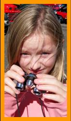 Girl with binoculars.
Fille avec des jumelles.
Madchen mit fernglas.
Chica con binoculares.
Tjej med kikare.
Ragazza con il binocolo.
Meisje met verrekijker.
Jente med kikkert.
Dziewwczyna z lornetka.
Diva s dalekohledem.
Pige med kikkert.
Lany tavcsovel
Tytto kiikarilla.
Menina com binoculos.
Meitene ar binokli.
Mergaite su zironais.
6 x 15 binoculars.