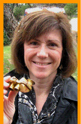 Woman Holding Gold Binoculars
双眼鏡を持つ女性
拿著望遠鏡的女人
쌍안경을 든 여자
Γυναίκα με κιάλια
женщина с биноклем
